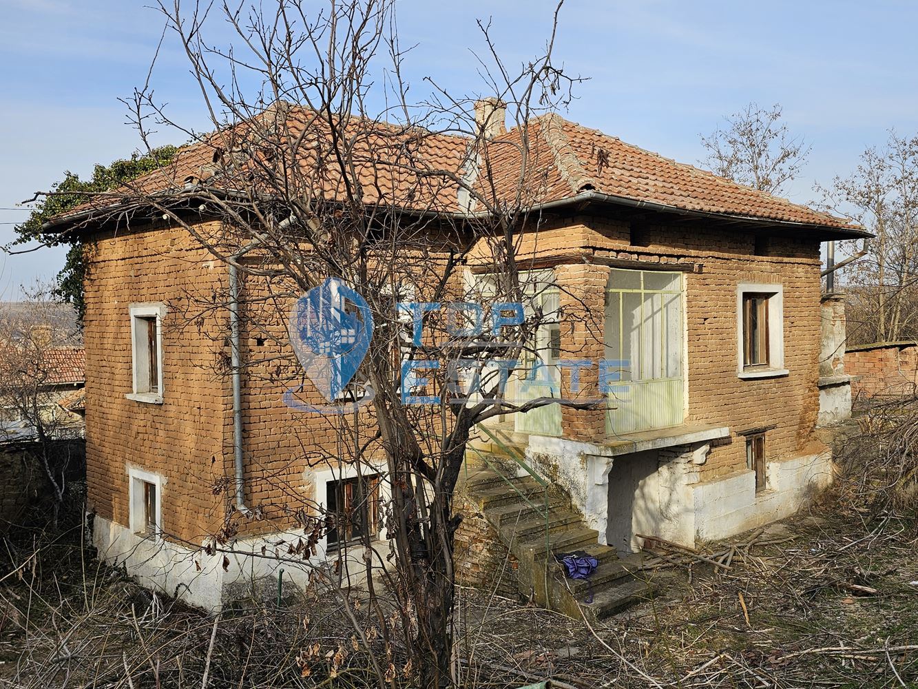 Двуетажна тухлена къща с голям двор в село Козловец, община Свищов - 0