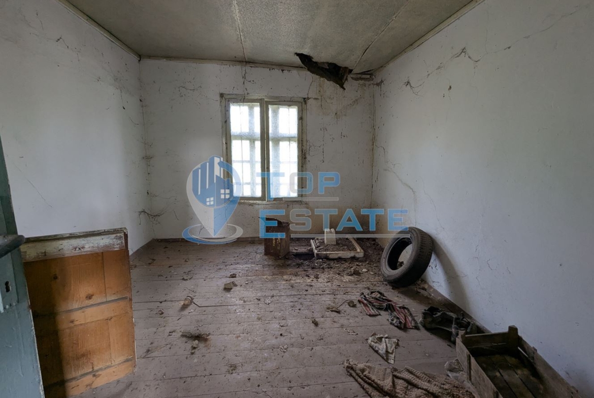 Къща с голям двор и кладенец в село Благоево, област Велико Търново - 0