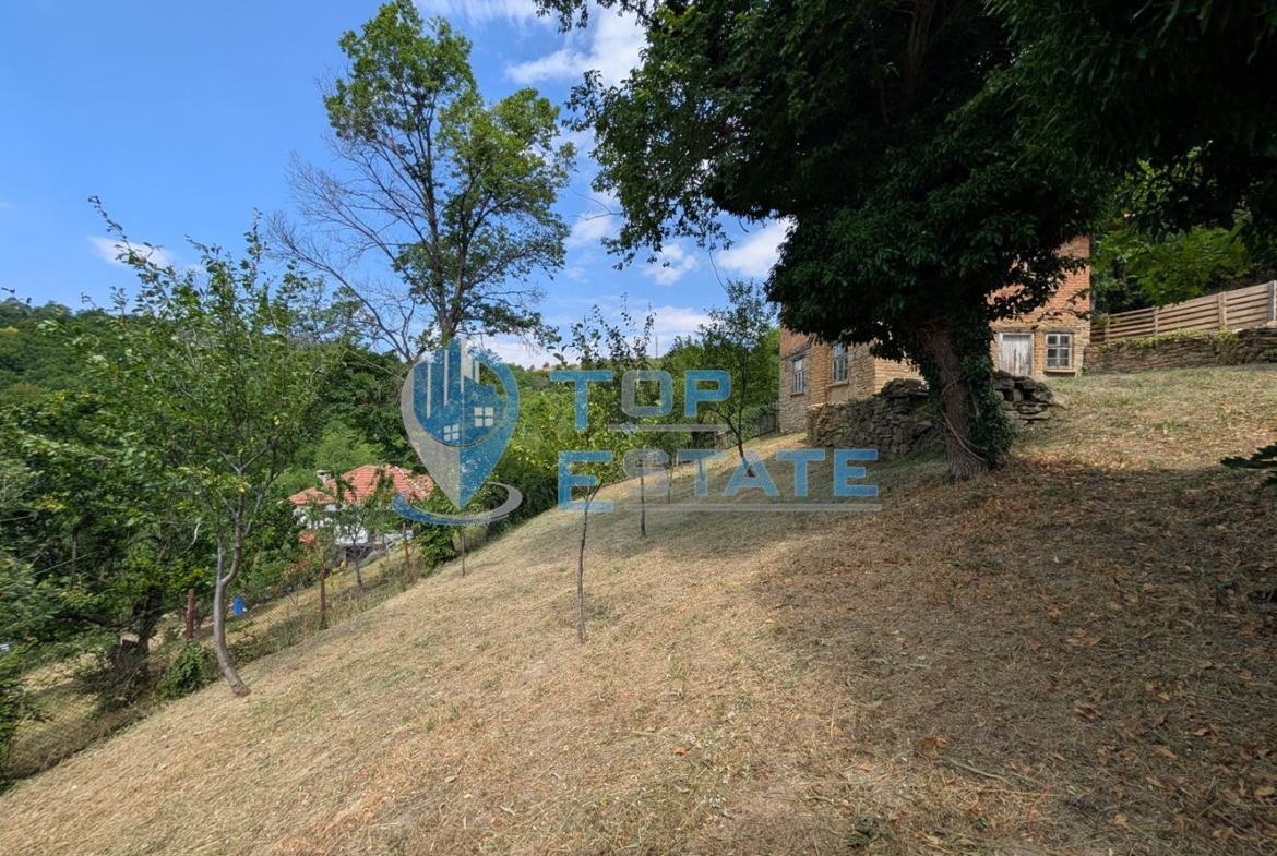 Двуетажна къща с уникална панорамна гледка в Тревненския балкан - 0