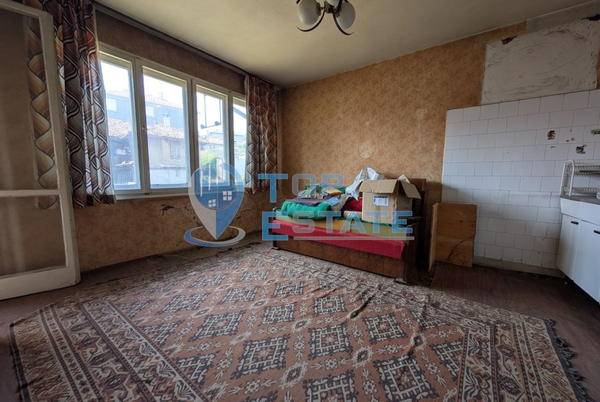 Четиристаен апартамент в центъра на град Елена - 0