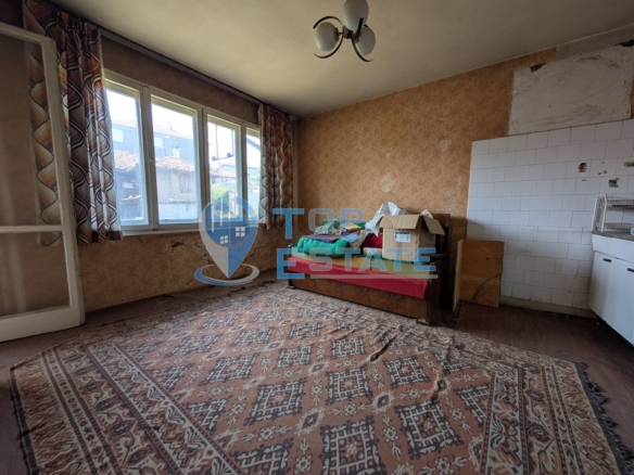 Четиристаен апартамент в центъра на град Елена - 0