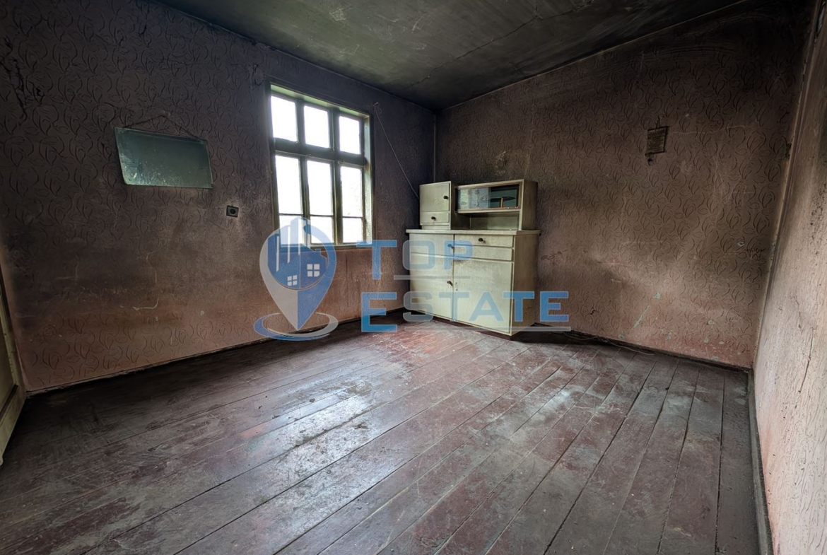 Двуетажна тухлена къща в близост до град Плачковци - 0