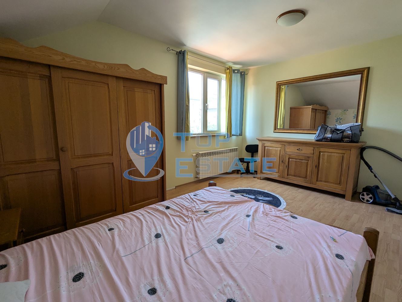 Масивна триетажна къща със сауна и басейн в близост до центъра на град Горна Оряховица, област Велико Търново - 0