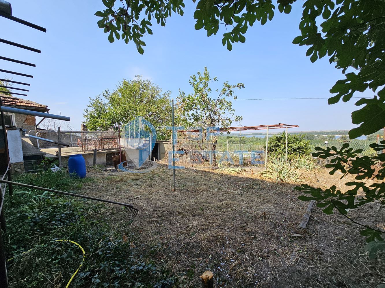 Триетажна масивна къща с двор, гараж и панорама в централната част на гр. Свищов-0 Триетажна масивна къща с двор, гараж и панорама в централната част на гр. Свищов - 0