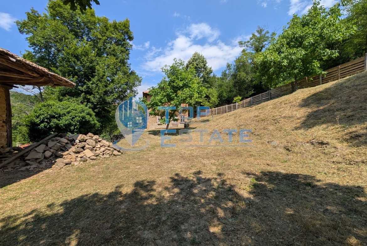 Двуетажна къща с уникална панорамна гледка в Тревненския балкан - 0