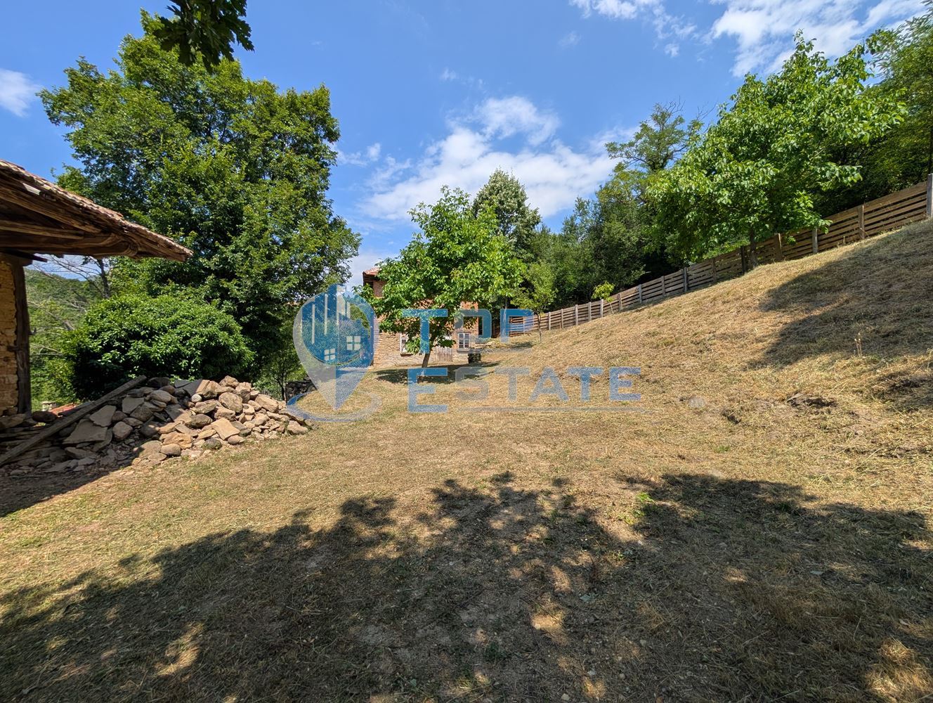 Двуетажна къща с уникална панорамна гледка в Тревненския балкан - 0