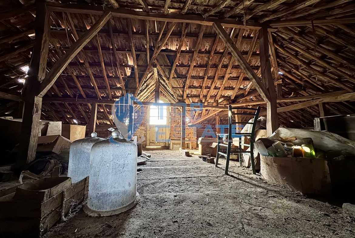 Двуетажна тухлена къща с кладенец и гараж в село Водолей, област Велико Търново - 0