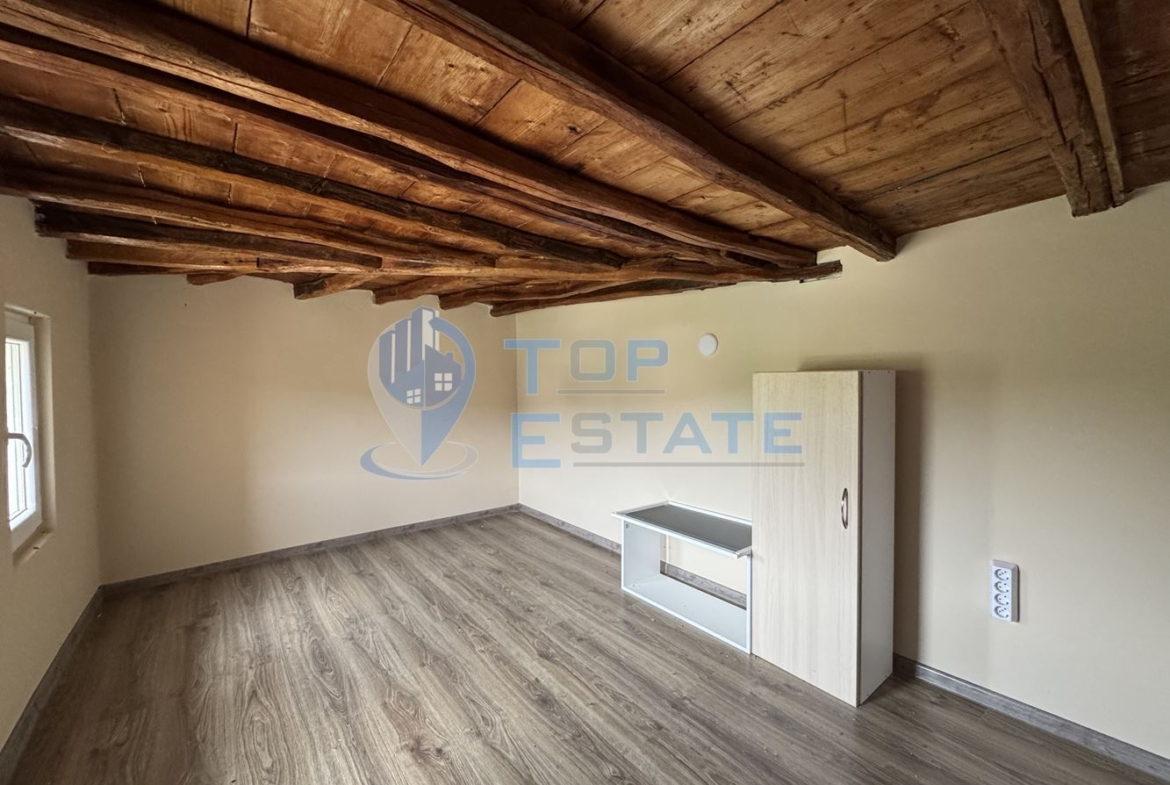 Къща с кладенец и допълнителна постройка в село Пчелище, област Велико Търново - 0