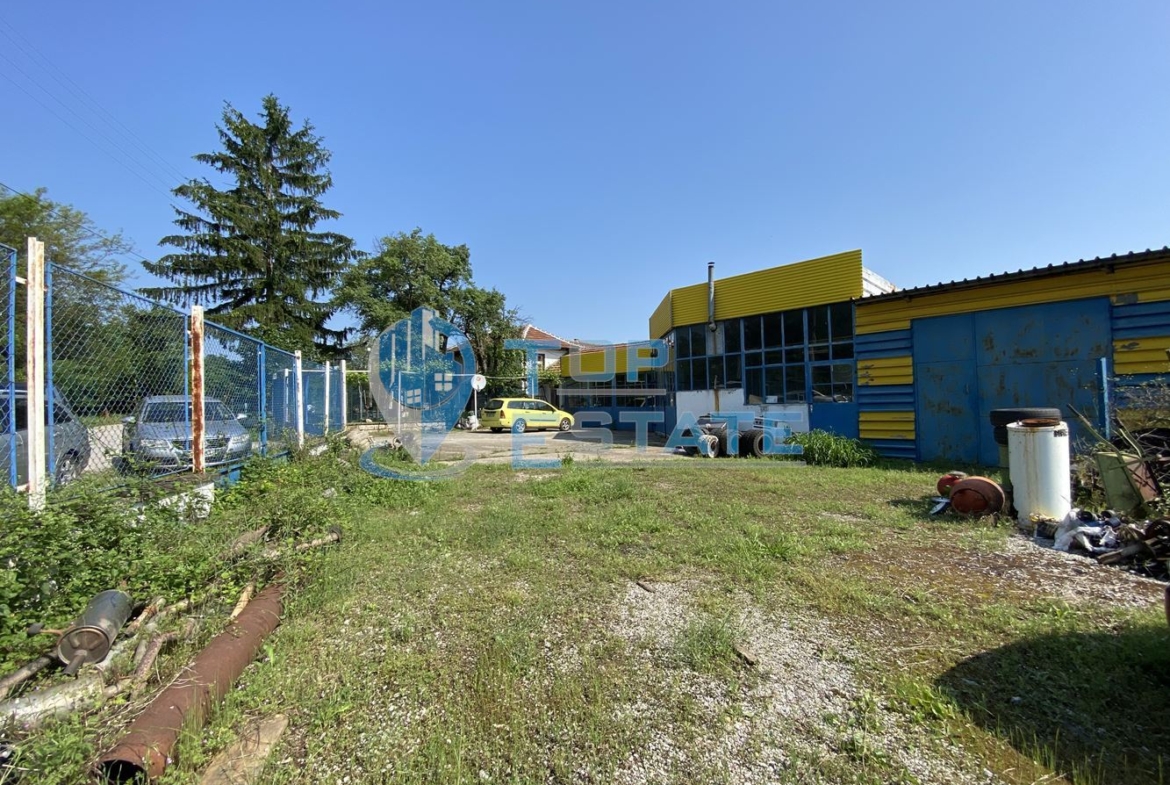 Двуетажна тухлена къща и автосервиз в с. Самоводене, област Велико Търново. - 0