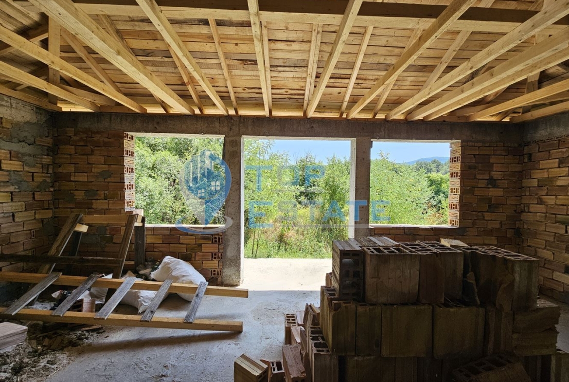 Голям панорамен парцел с къща на груб строеж със завършен покрив в село Славейково, област Габрово - 0