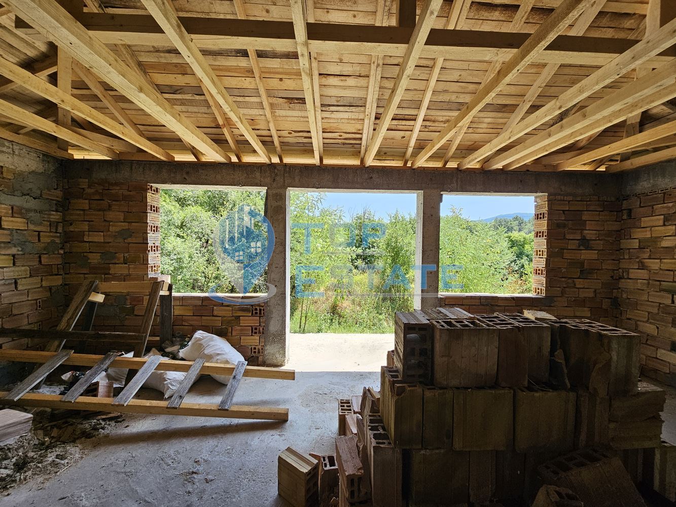 Голям панорамен парцел с къща на груб строеж със завършен покрив в село Славейково, област Габрово-0 Голям панорамен парцел с къща на груб строеж със завършен покрив в село Славейково, област Габрово - 0