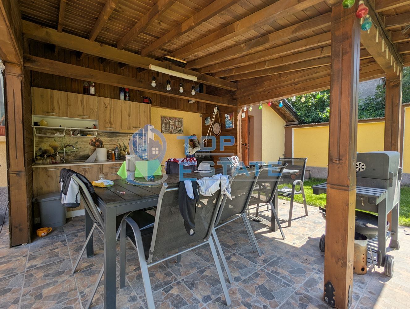 Масивна триетажна къща със сауна и басейн в близост до центъра на град Горна Оряховица, област Велико Търново - 0