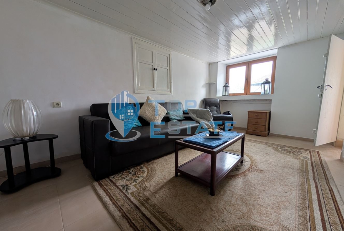 Двуетажна къща с голям двор и кладенец в село Ресен - 0