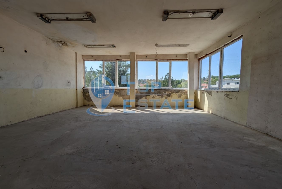 Търговска сграда в центъра на село Самоводене - 0