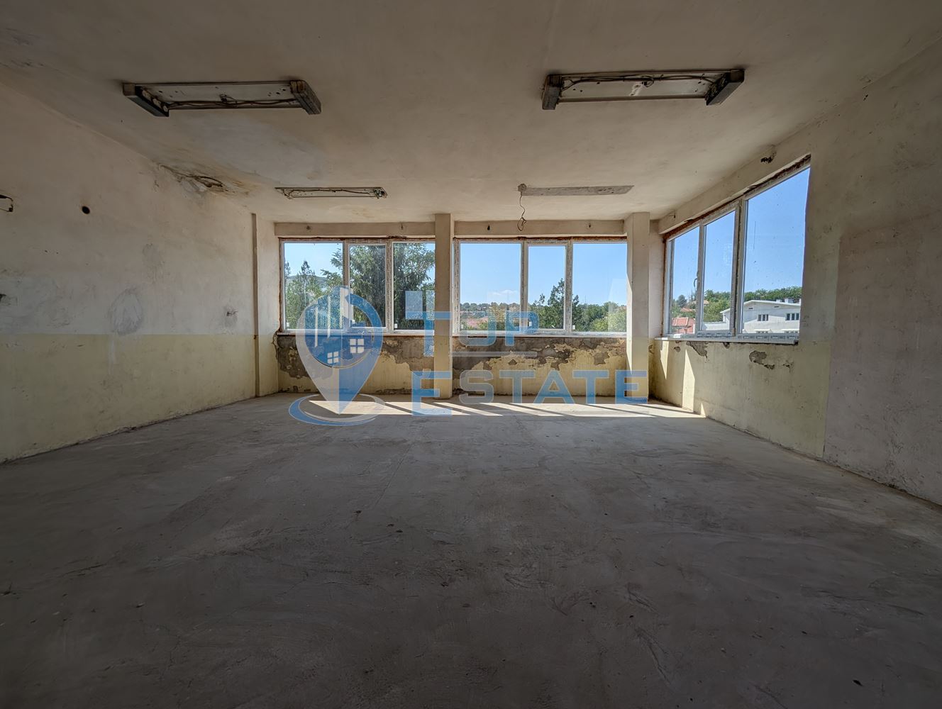 Търговска сграда в центъра на село Самоводене - 0