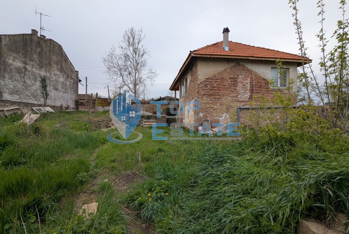 Ремонтирана тухлена къща на главната улица в село Добри дял, обл. Велико Търново - 0