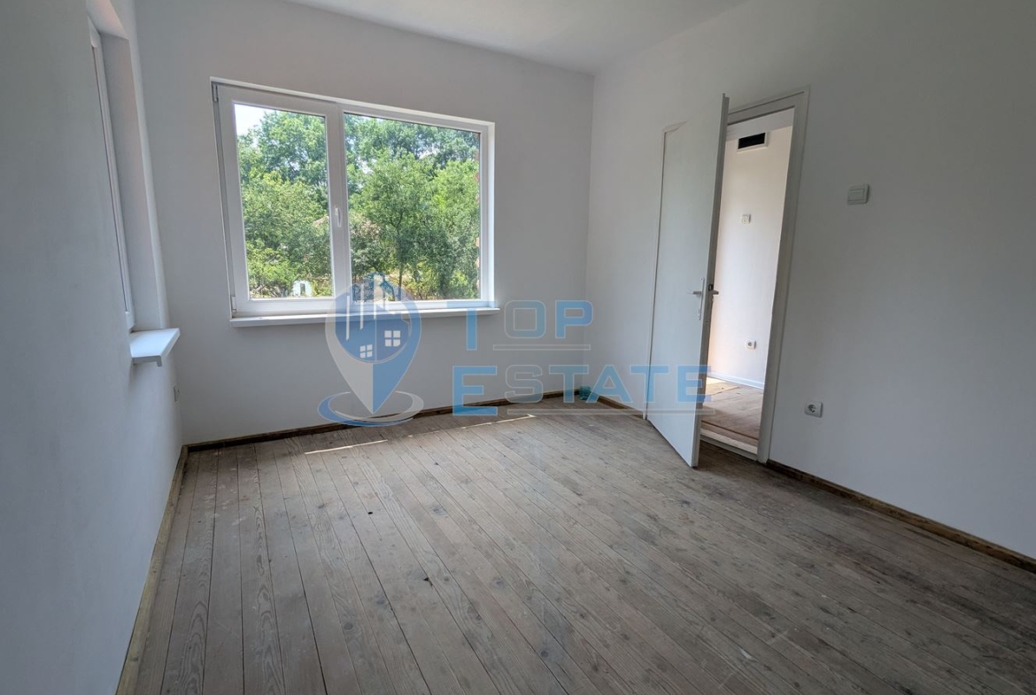 Двуетажна тухлена къща разположена в село Стамболово, община Павликени, област Велико Търново - 0