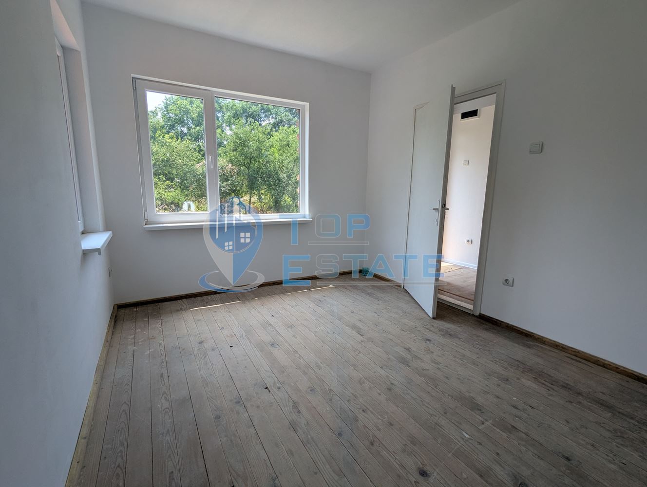 Двуетажна тухлена къща разположена в село Стамболово, община Павликени, област Велико Търново - 0