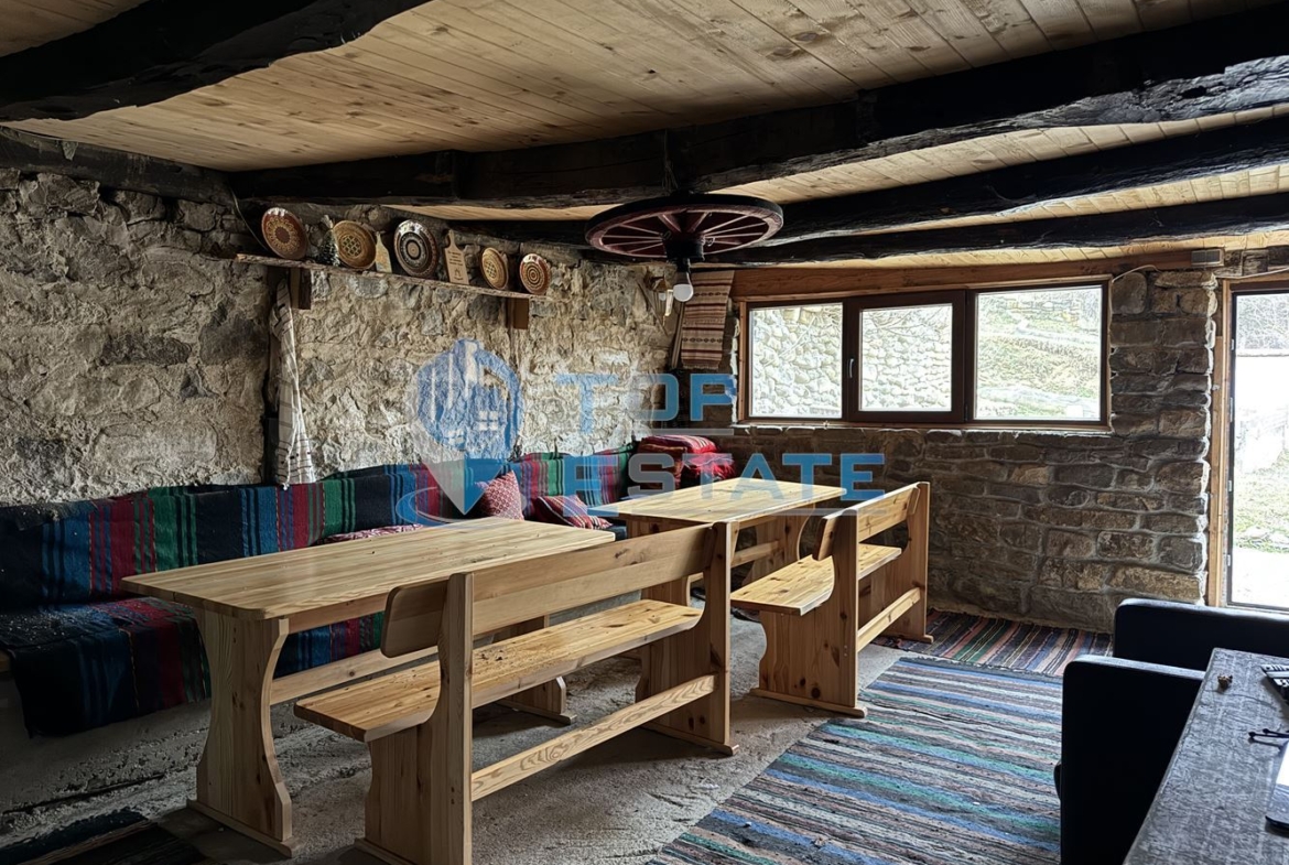 Двуетажна къща с панорамна гледка в гр. Елена, област Велико Търново - 0