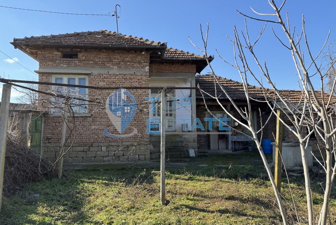 Тухлена къща с кладенец в с. Козаревец, област Велико Търново - 0