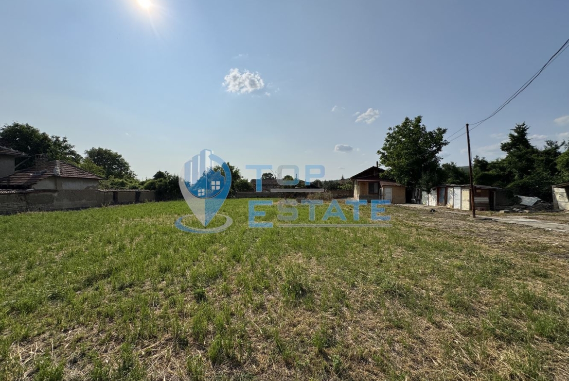 Тухлена къща с кладенец и стопански постройки в село Драганово, област Велико Търново - 0