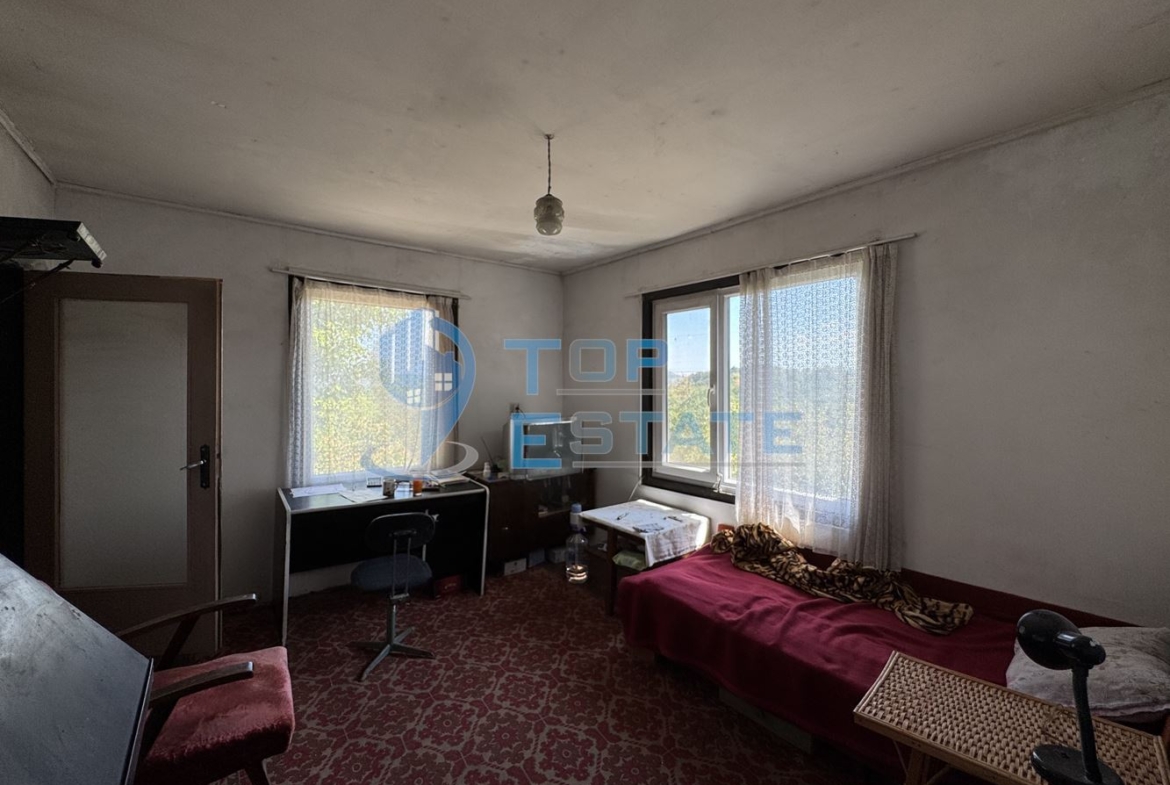 Двуетажна тухлена къща с кладенец и голям двор в село Гоздейка, област Велико Търново - 0