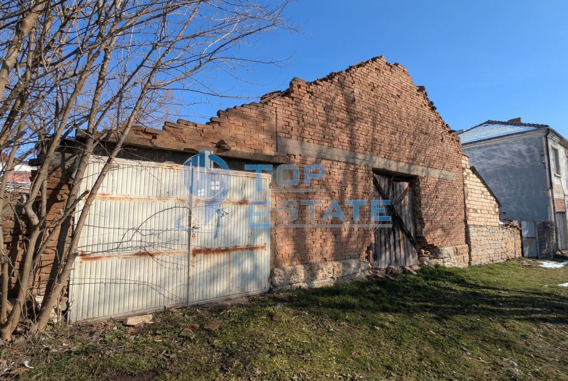 Двуетажна тухлена къща в близост до центъра на град Борово, област Габрово - 0