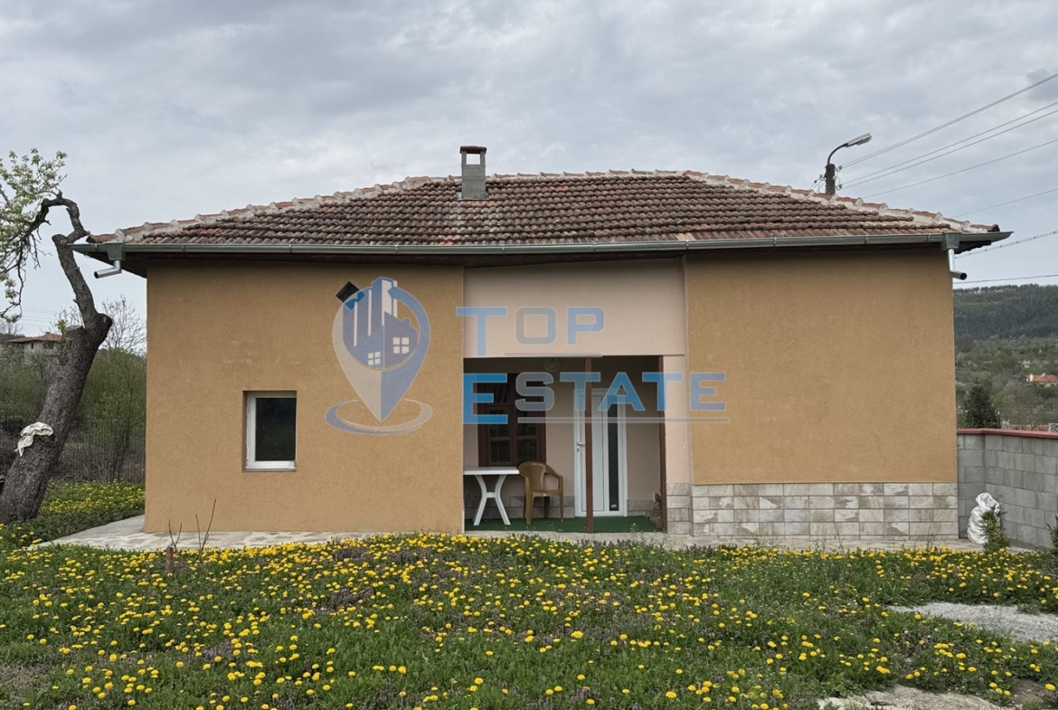 Къща с кладенец и допълнителна постройка в село Пчелище, област Велико Търново - 0