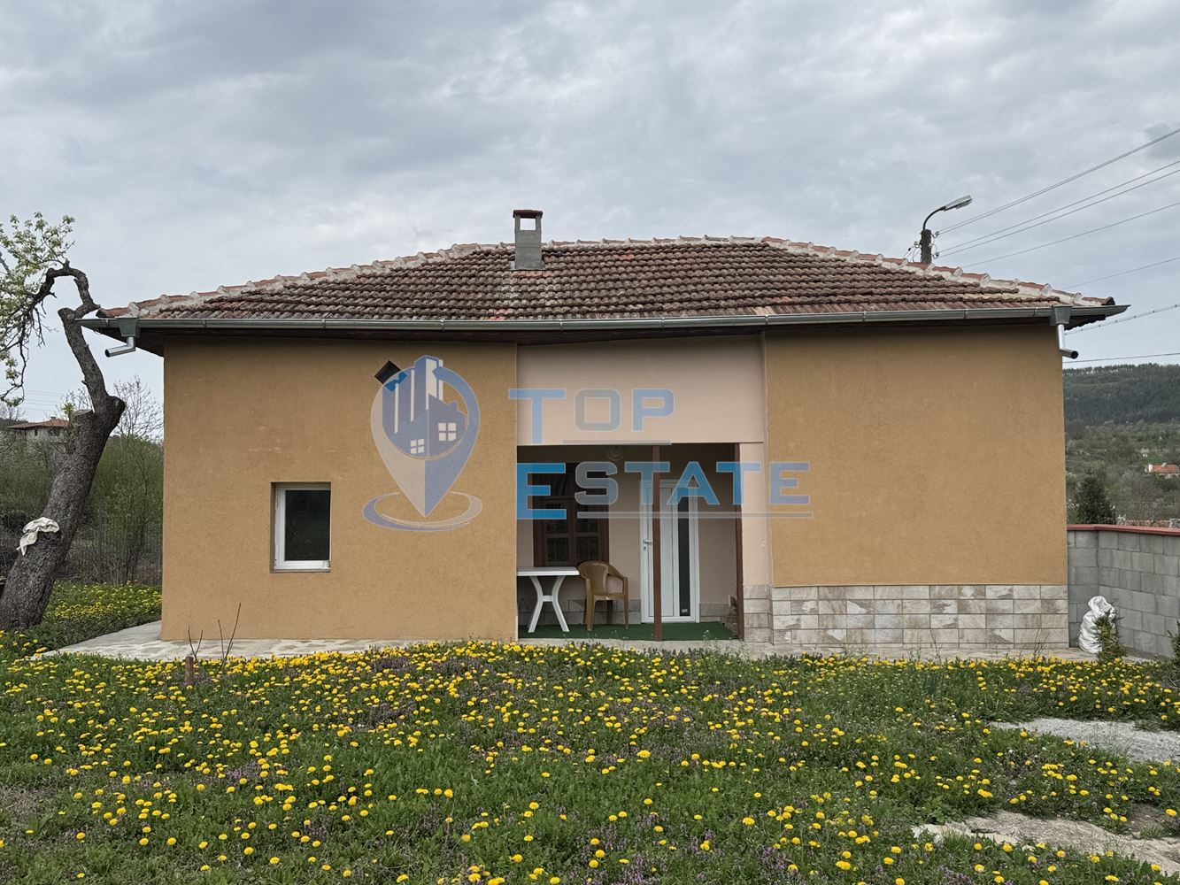 Къща с кладенец и допълнителна постройка в село Пчелище, област Велико Търново - 0