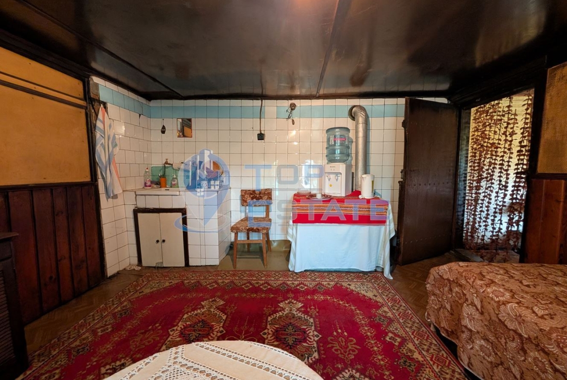 Двуетажна автентична къща с голям двор в село Лесичарка - 0