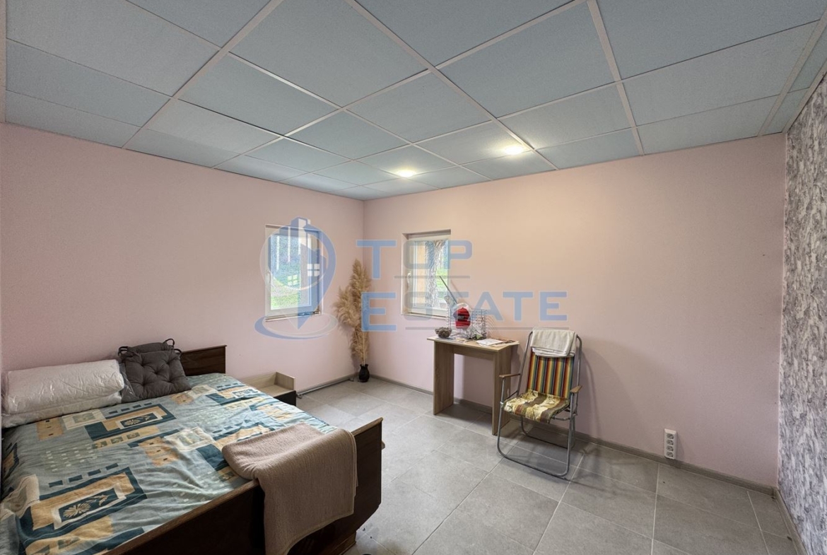 Къща с кладенец и допълнителна постройка в село Пчелище, област Велико Търново - 0