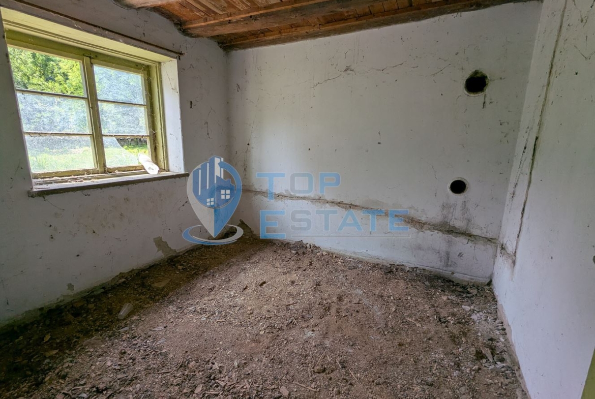 Двуетажна тухлена къща разположена в село Стамболово, община Павликени, област Велико Търново - 0