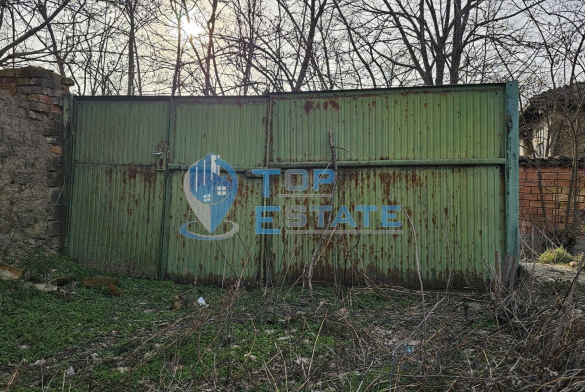 Двуетажна тухлена къща с голям двор в село Козловец, община Свищов - 0