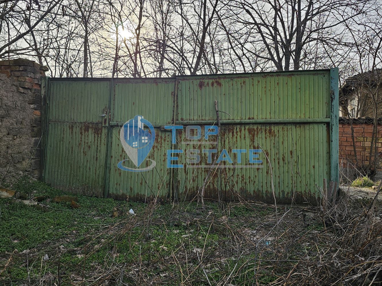 Двуетажна тухлена къща с голям двор в село Козловец, община Свищов - 0