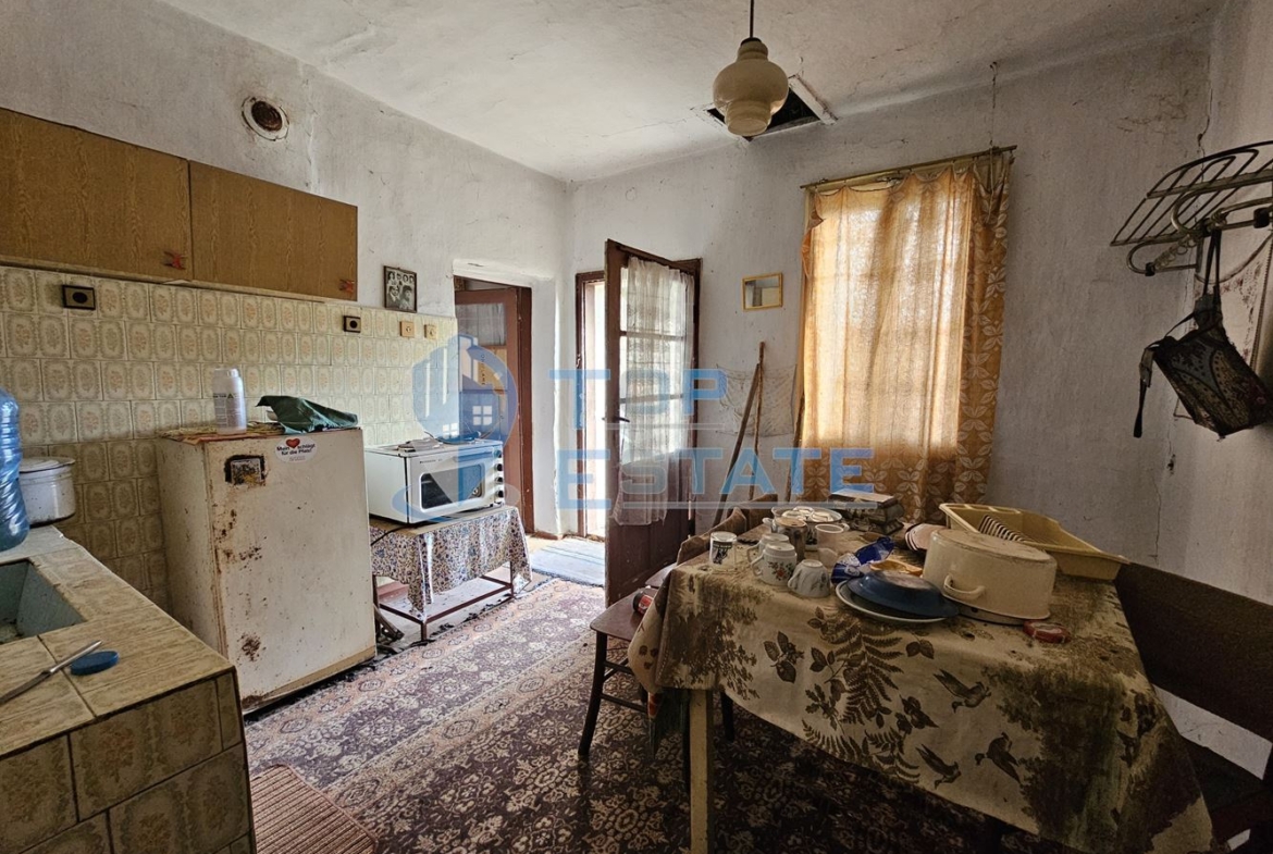 Тухлена къща с вътрешна тоалетна и голям двор в село Драгомирово, община Свищов - 0