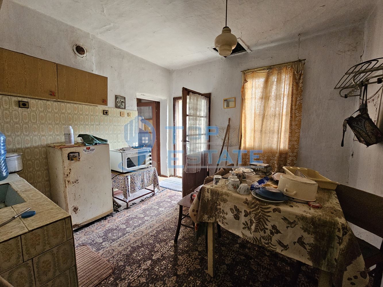 Тухлена къща с вътрешна тоалетна и голям двор в село Драгомирово, община Свищов - 0