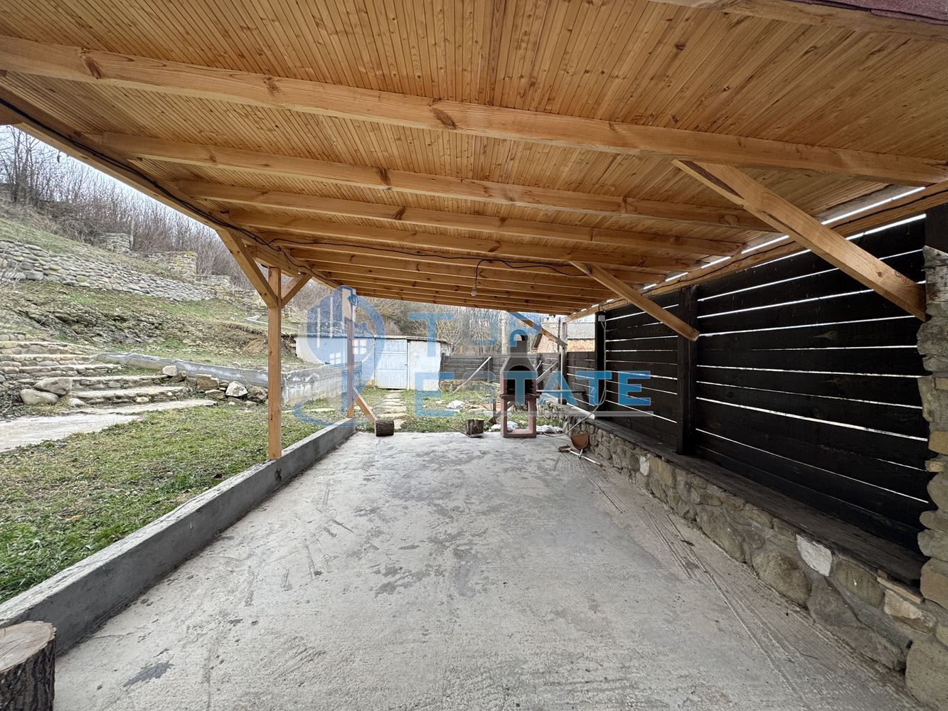 Двуетажна къща с панорамна гледка в гр. Елена, област Велико Търново - 0