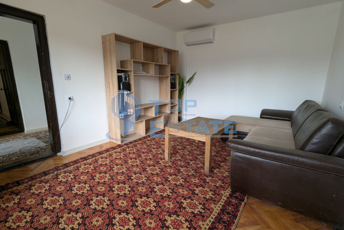 Двуетажна реновирана тухлена къща на центъра на село Поликраище, област Велико Търново - 0