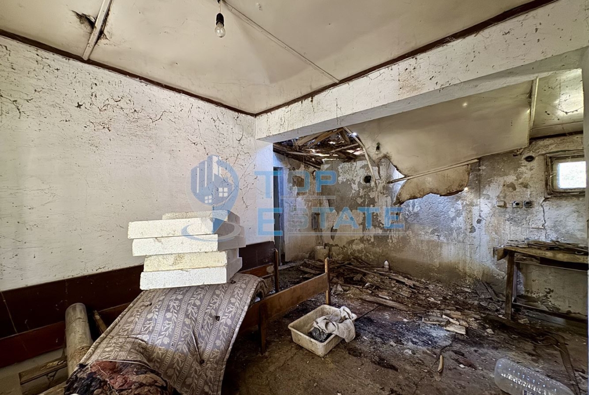 Тухлена къща с кладенец в село Добри дял, област Велико Търново - 0