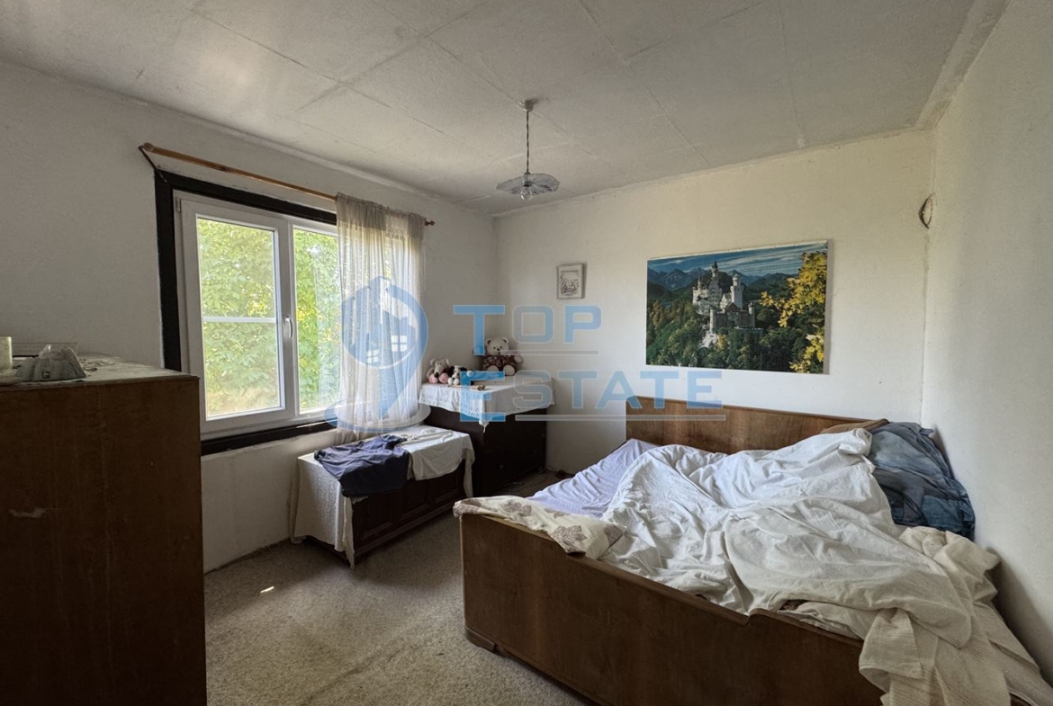 Двуетажна тухлена къща с кладенец и голям двор в село Гоздейка, област Велико Търново - 0