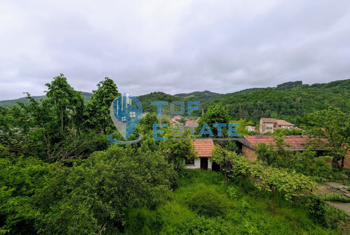 Двуетажна тухлена къща с панорамна гледка в град Плачковци - 0