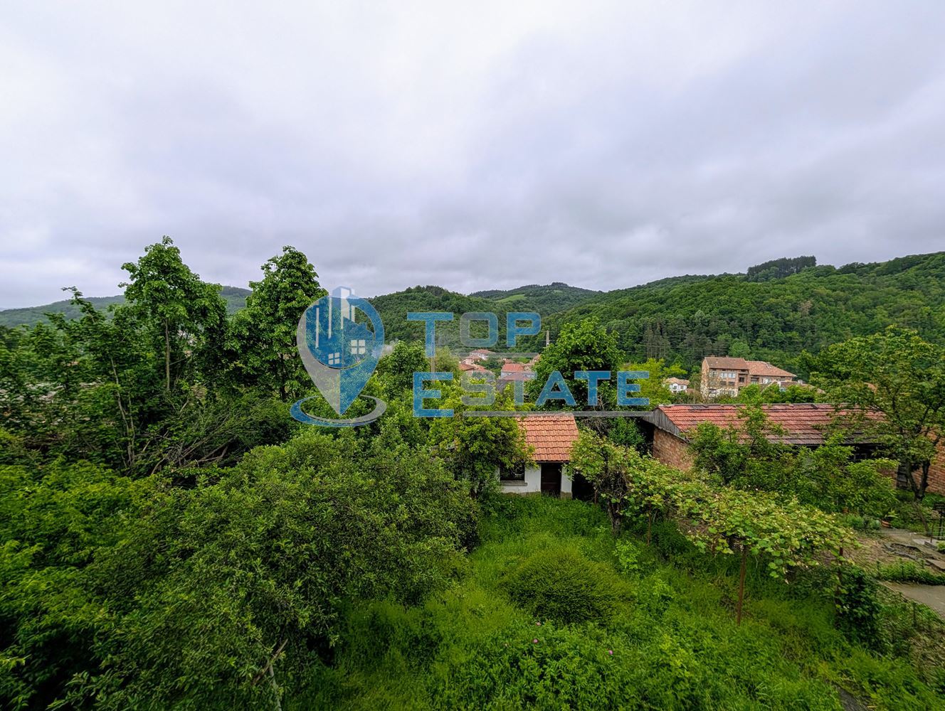 Двуетажна тухлена къща с панорамна гледка в град Плачковци - 0