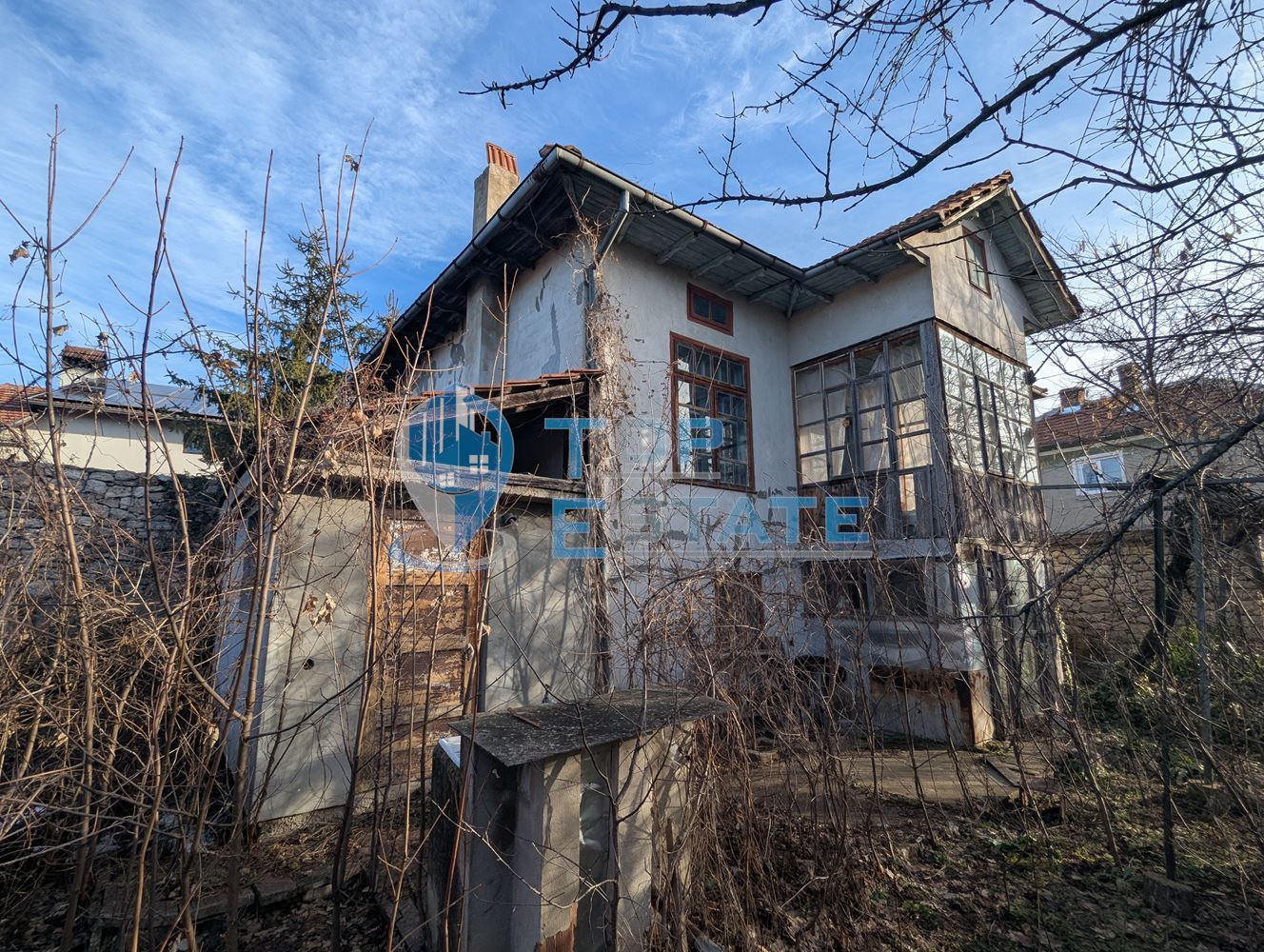 Двуетажна тухлена къща в близост до центъра на село Беляковец, област Велико Търново - 0