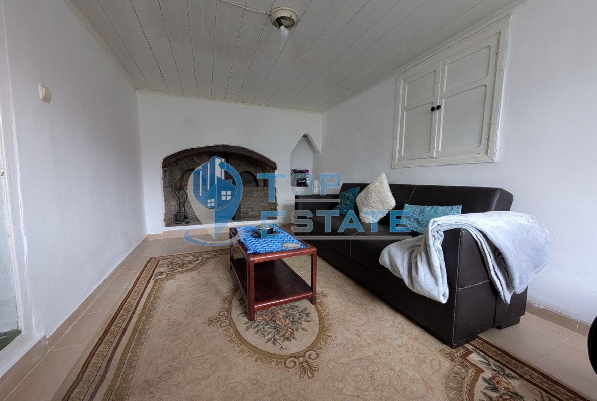 Двуетажна къща с голям двор и кладенец в село Ресен - 0