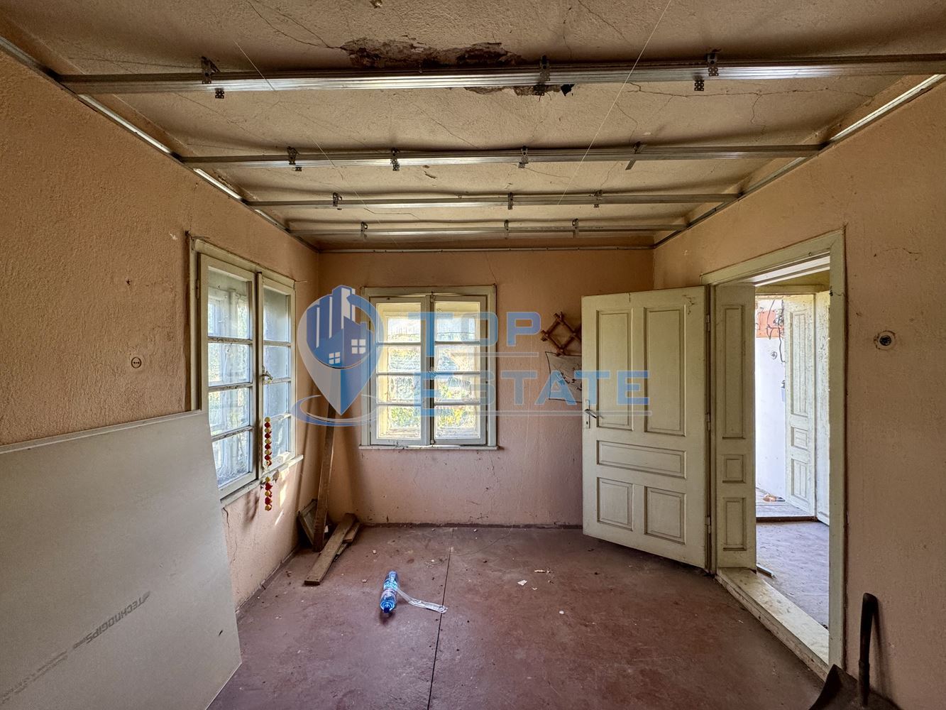 Двуетажна тухлена къща с кладенец в с. Михалци, област Велико Търново.-0 Двуетажна тухлена къща с кладенец в с. Михалци, област Велико Търново. - 0