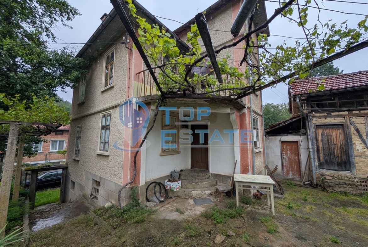 Двуетажна тухлена къща в близост до град Плачковци - 0