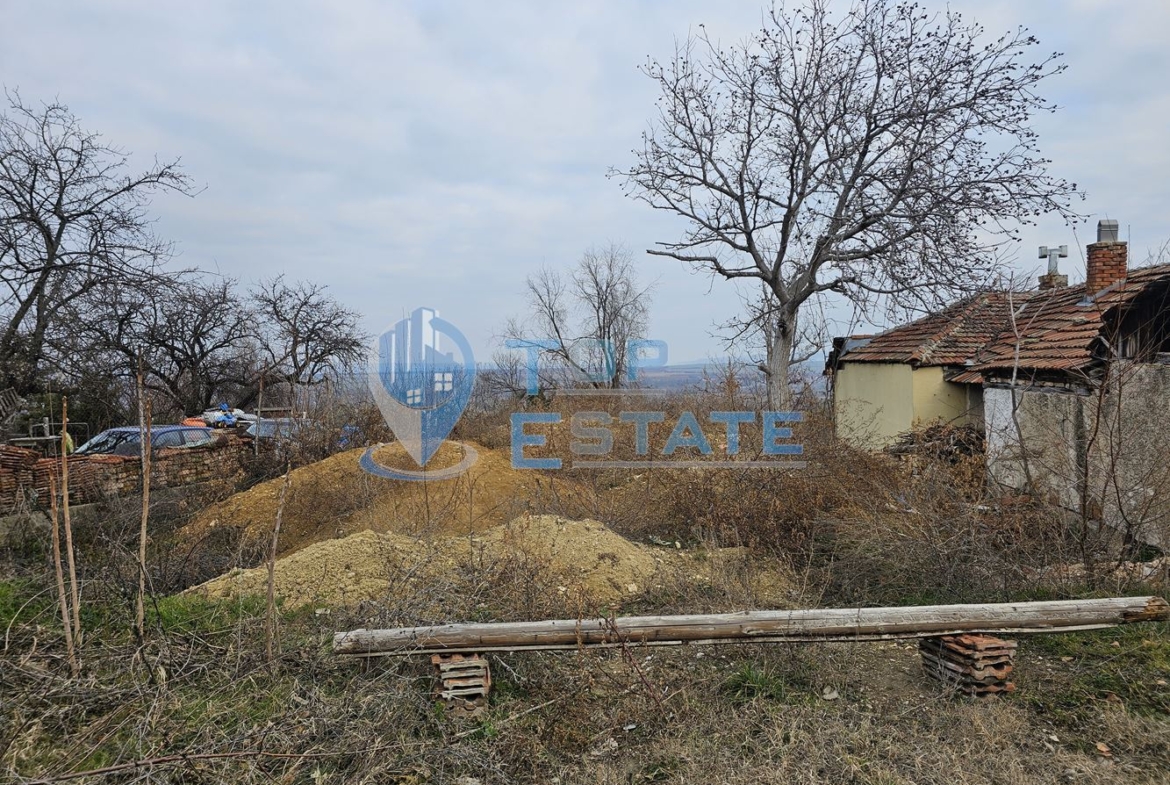 Парцел с панорамна гледка в регулация с ток и вода в град Горна Оряховица - 0