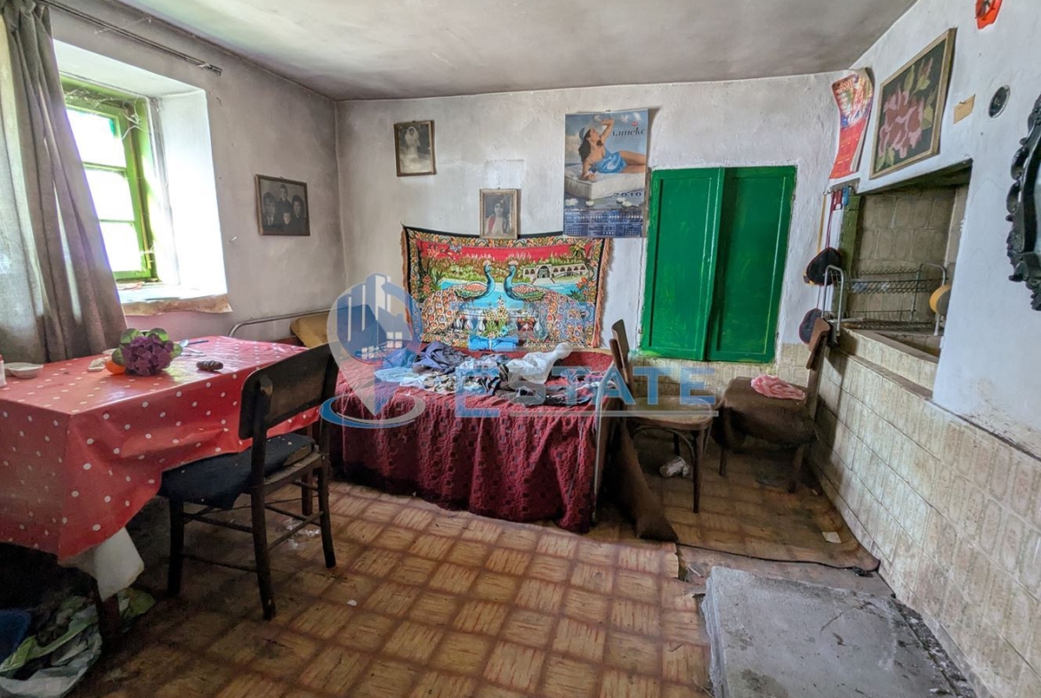 Двуетажна тухлена къща с голям двор в село Копривец, област Русе - 0