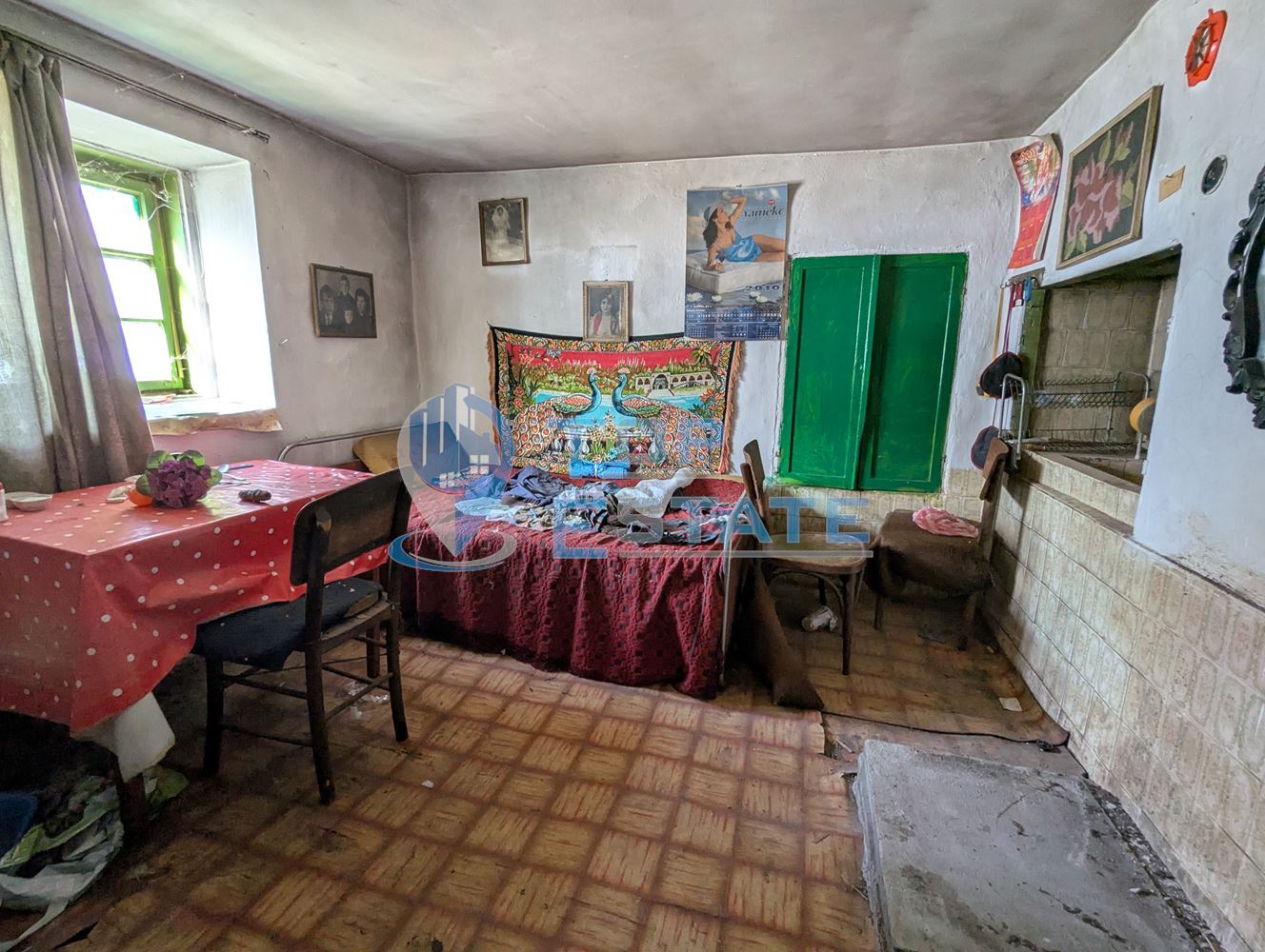 Двуетажна тухлена къща с голям двор в село Копривец, област Русе - 0