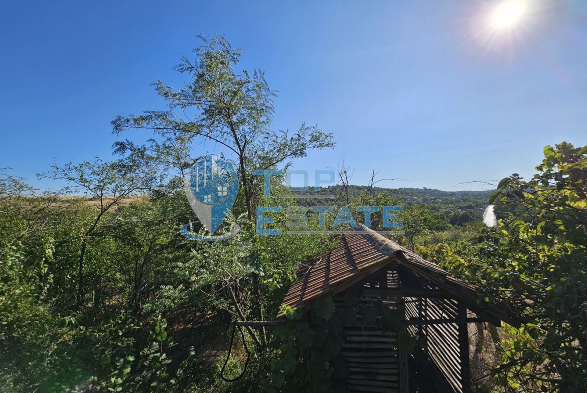 Тухлена къща с вътрешна тоалетна, гараж и голям двор в село Българско сливово, област В. Търново - 0